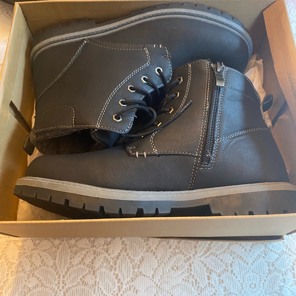 Stone Canyon Black Winter Boots.  Boys size 6M